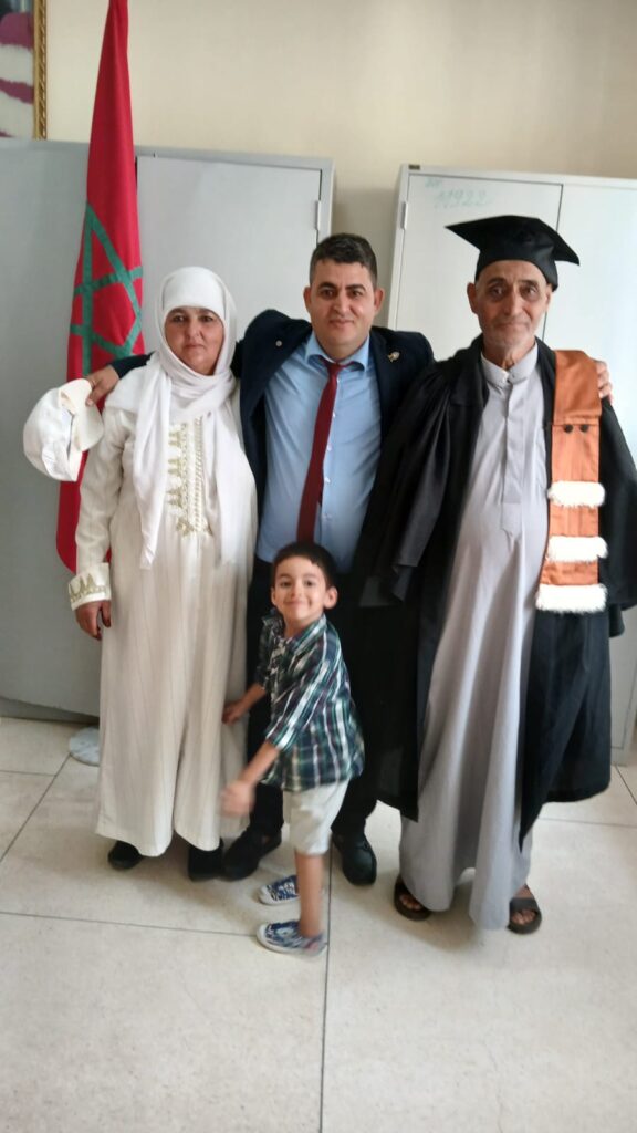 تهنئة الأستاذ يحيى تيفاوي لمناقشة رسالة الماستر في الديناميات الجديدة لحقوق الإنسان 2 IMG 20240720 WA0057