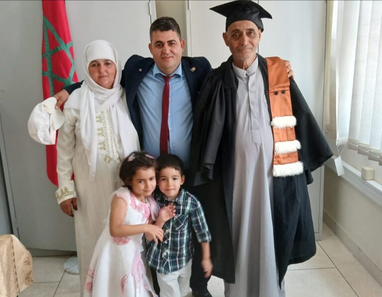 تهنئة الأستاذ يحيى تيفاوي لمناقشة رسالة الماستر في الديناميات الجديدة لحقوق الإنسان 5 IMG 20240720 203010
