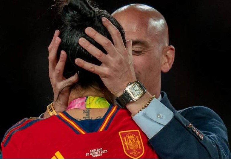 The Spanish government suspends the president of the Royal Spanish Football Federation over the kiss scandal