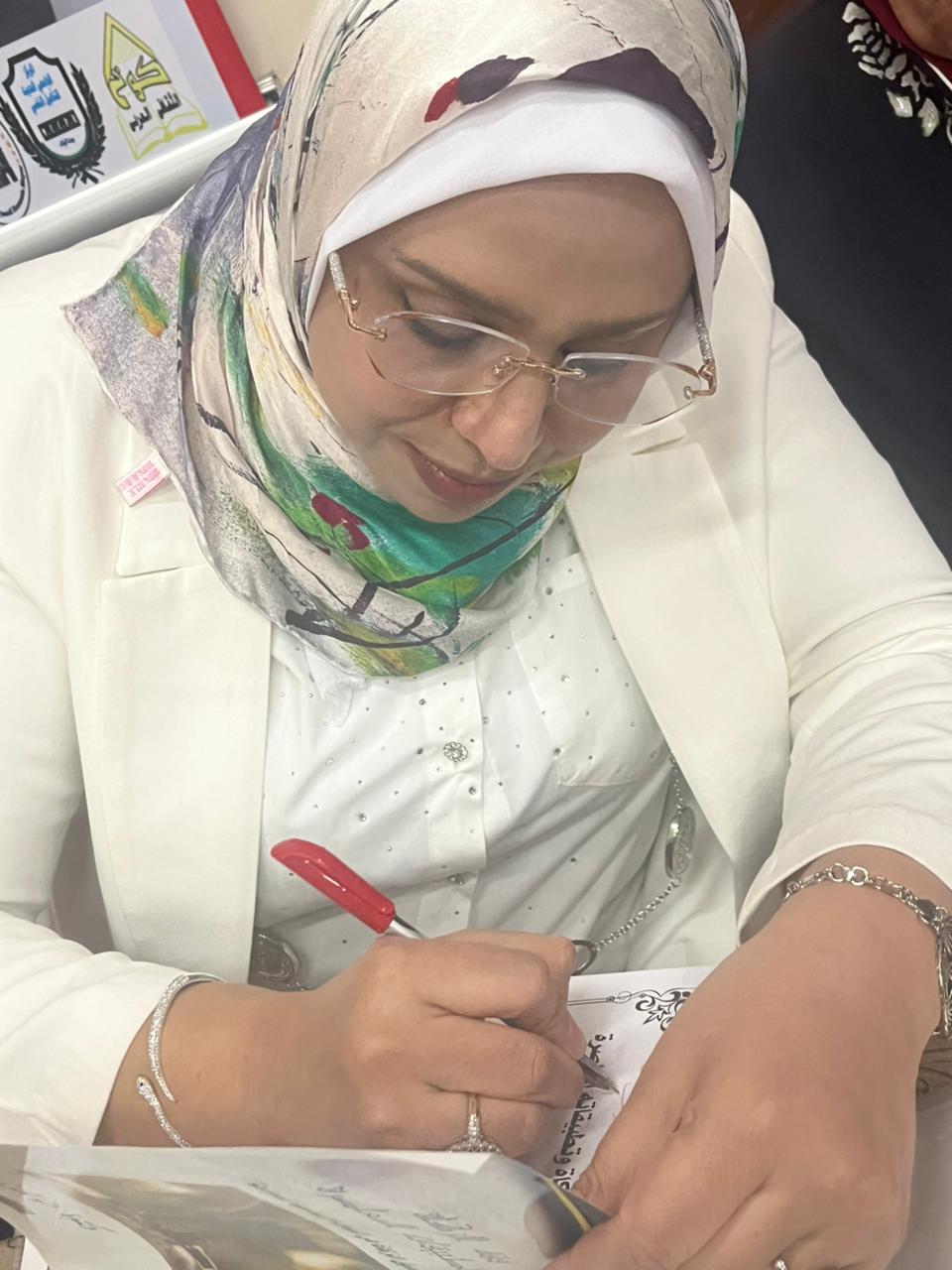 تكريم الدكتورة دنيا تامري كضيفة شرف في المعرض الدولي للكتاب بالقاهرة.. إسهامات علمية بارزة في الفقه والاقتصاد الإسلامي 13 IMG 20250217 WA0116