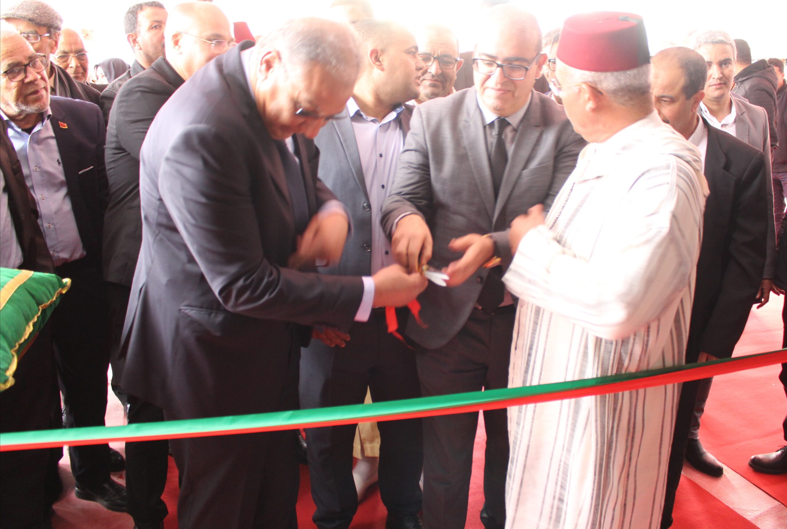ساحة المسيرة بتاوريرت تحتضن افتتاح المعرض الجهوي للصناعة التقليدية في جو احتفالي بهيج 5 IMG 20250223 160852 scaled