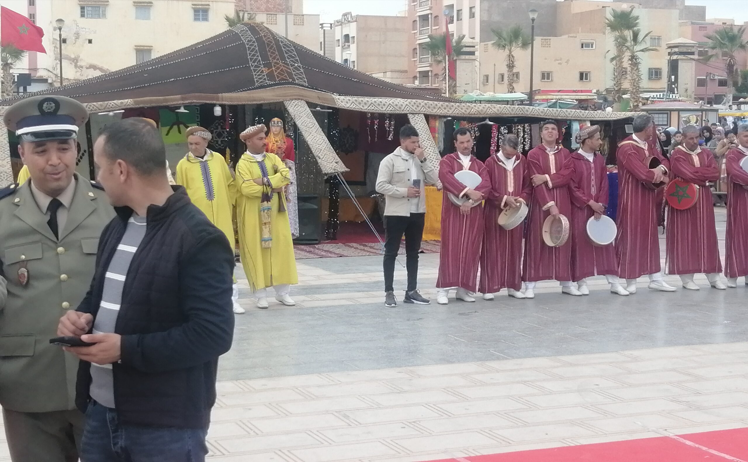 ساحة المسيرة بتاوريرت تحتضن افتتاح المعرض الجهوي للصناعة التقليدية في جو احتفالي بهيج 6 IMG 20250223 161714 scaled