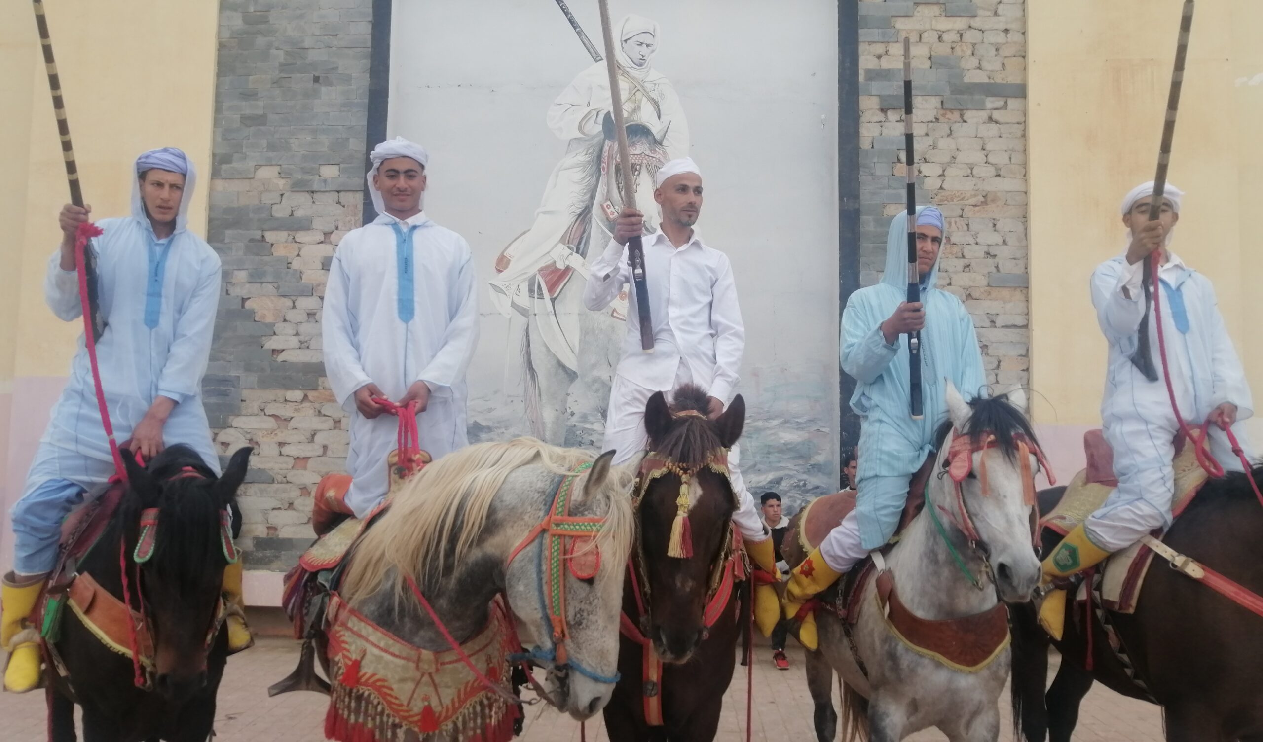 ساحة المسيرة بتاوريرت تحتضن افتتاح المعرض الجهوي للصناعة التقليدية في جو احتفالي بهيج 7 IMG 20250223 161732 scaled