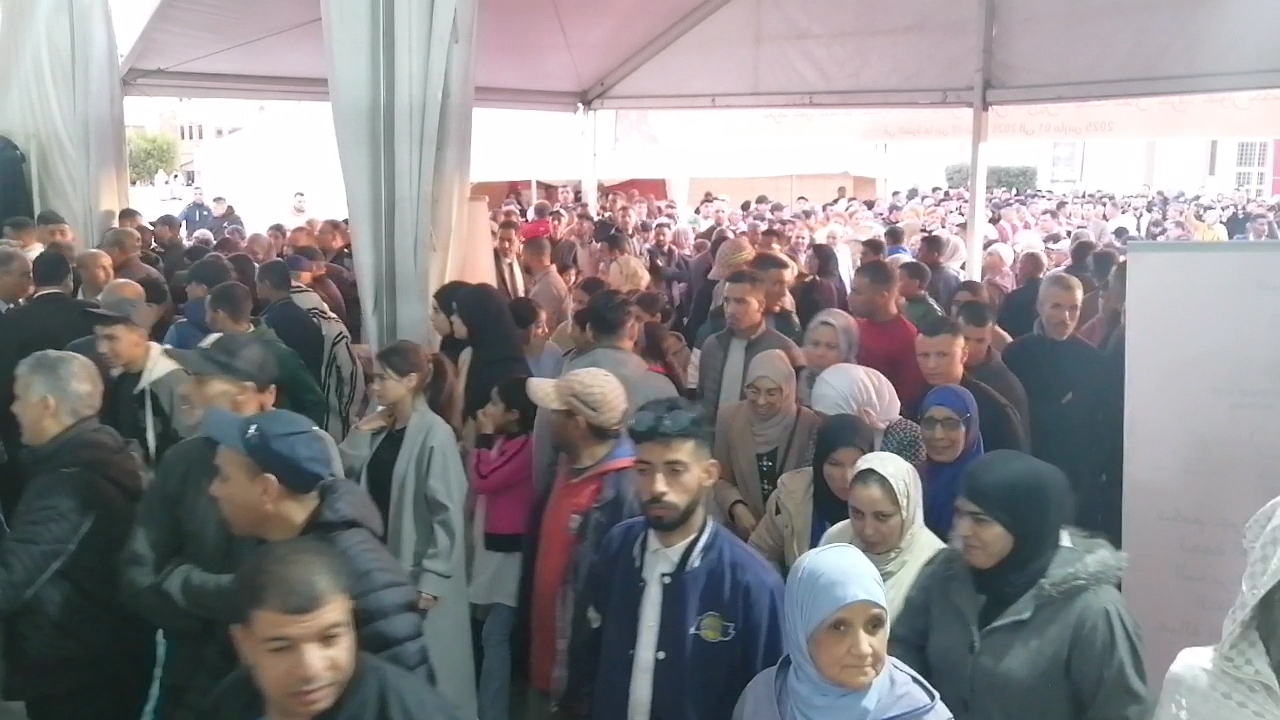 ساحة المسيرة بتاوريرت تحتضن افتتاح المعرض الجهوي للصناعة التقليدية في جو احتفالي بهيج 2 Videoframe 20250223 161940 com.huawei.himovie.overseas