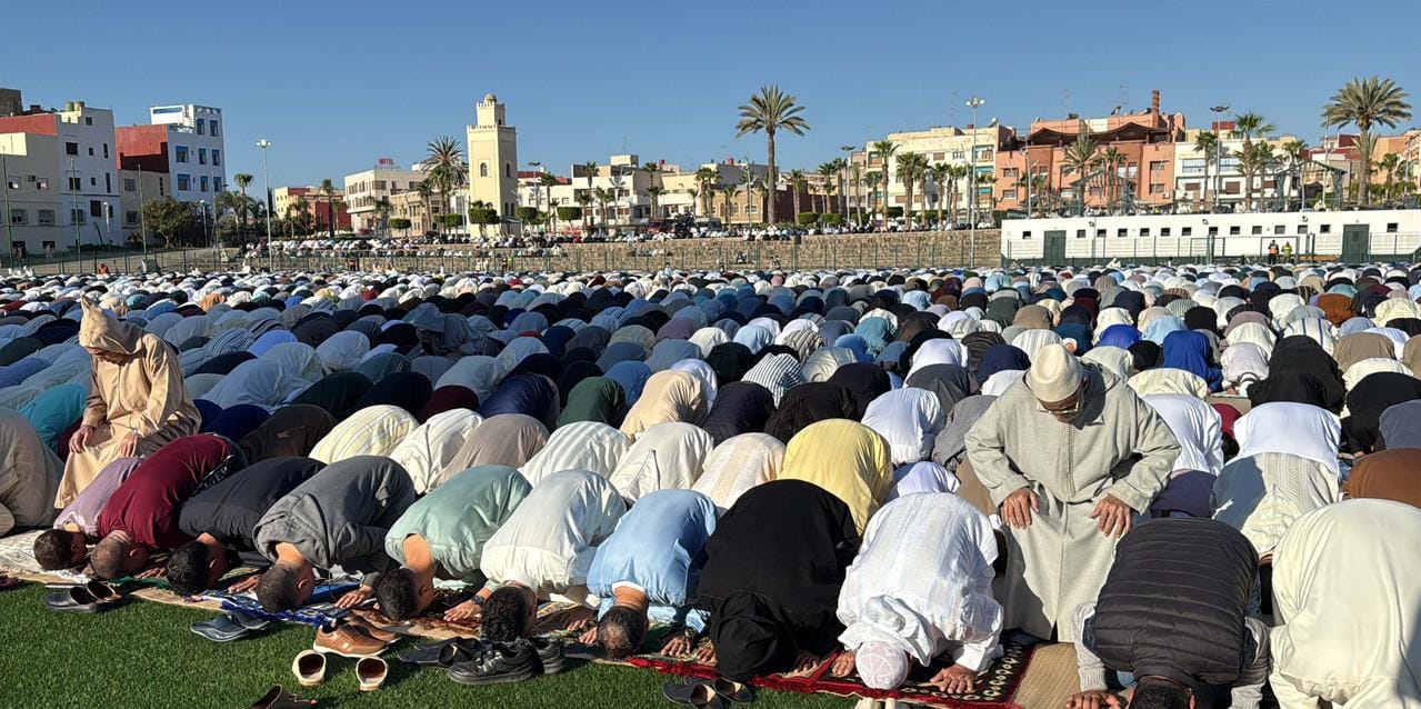 صور+ساكنة الناظور تؤدي صلاة عيد الفطر في أجواء إيمانية مميزة 11 1000066890