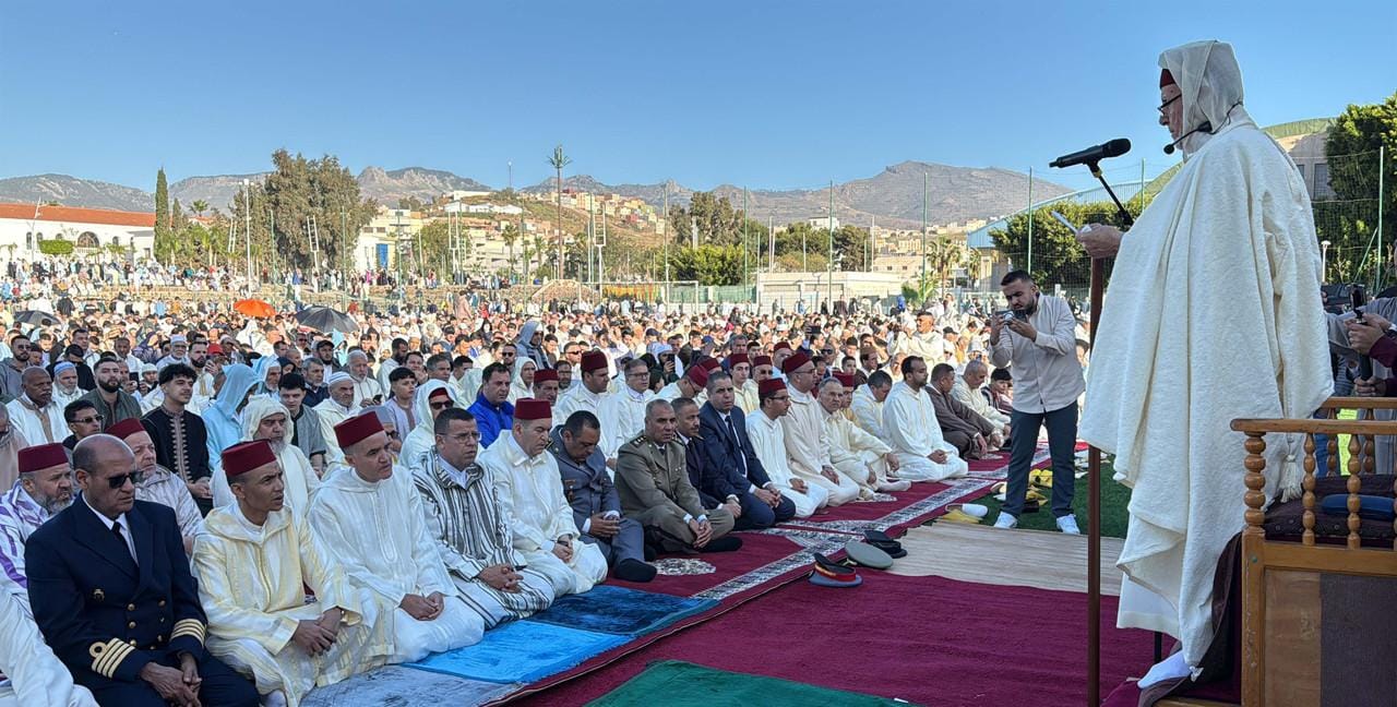 صور+ساكنة الناظور تؤدي صلاة عيد الفطر في أجواء إيمانية مميزة 4 1000066897
