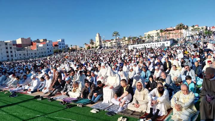 صور+ساكنة الناظور تؤدي صلاة عيد الفطر في أجواء إيمانية مميزة 5 1000066900