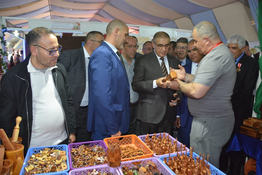 عامل إقليم جرادة يشرف على افتتاح المعرض الجهوي للصناعة التقليدية 2 1000105568