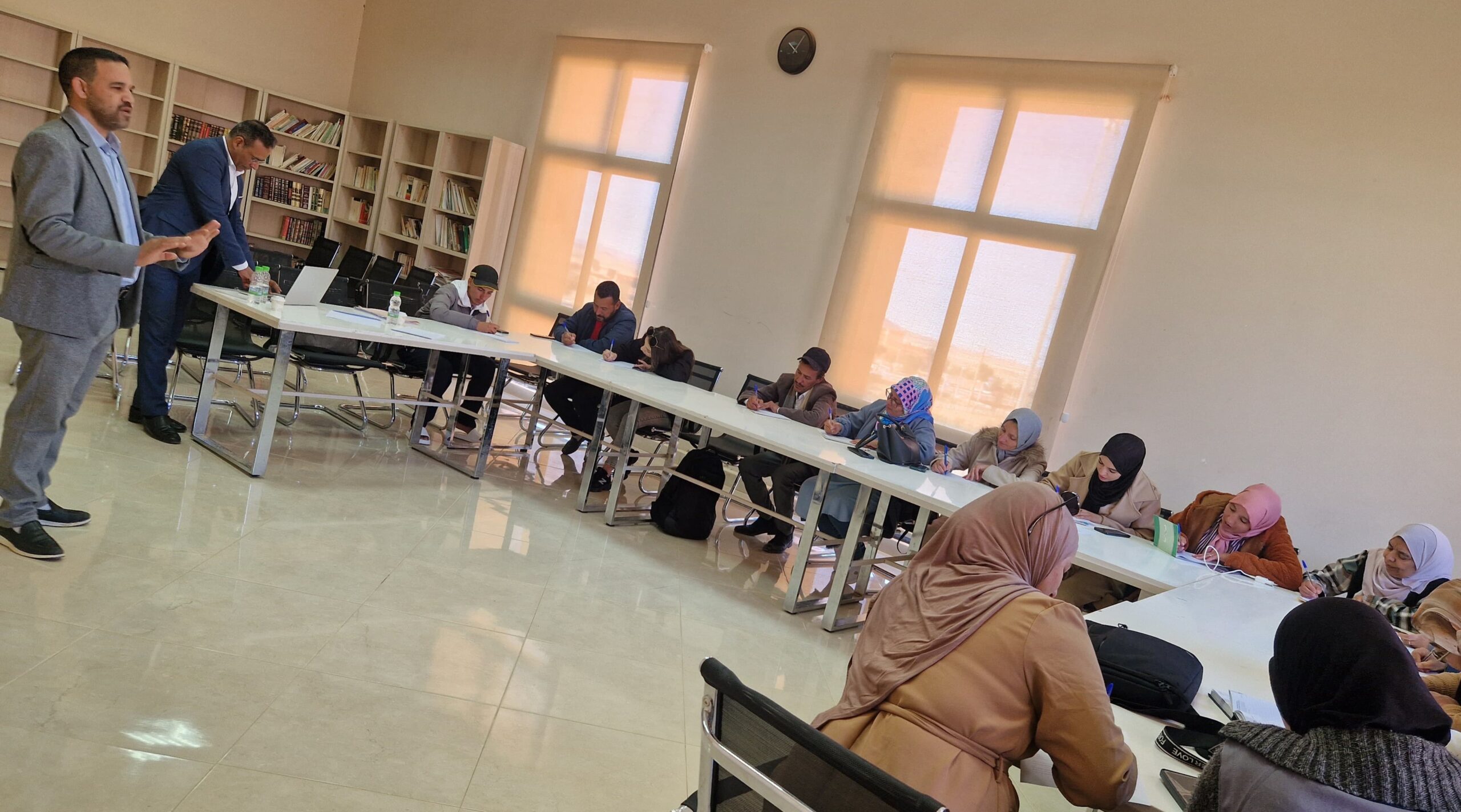ورقة صحفية حول التكوين الجهوي لمكوني الكبار في إطار محاربة الأمية (2023-2027) 3 1000145308 scaled
