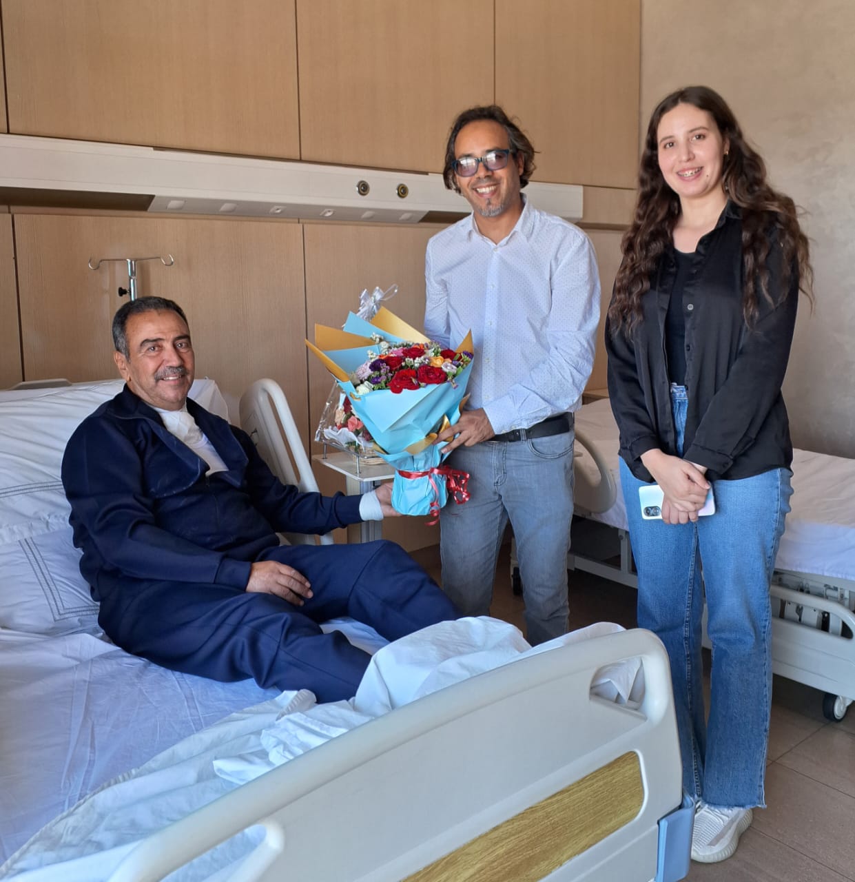 في لمسة وفاء... وفد من Le48info يزور الزميل الخروبي ويشكر الطاقم الطبي 1 IMG 20250629 WA0007