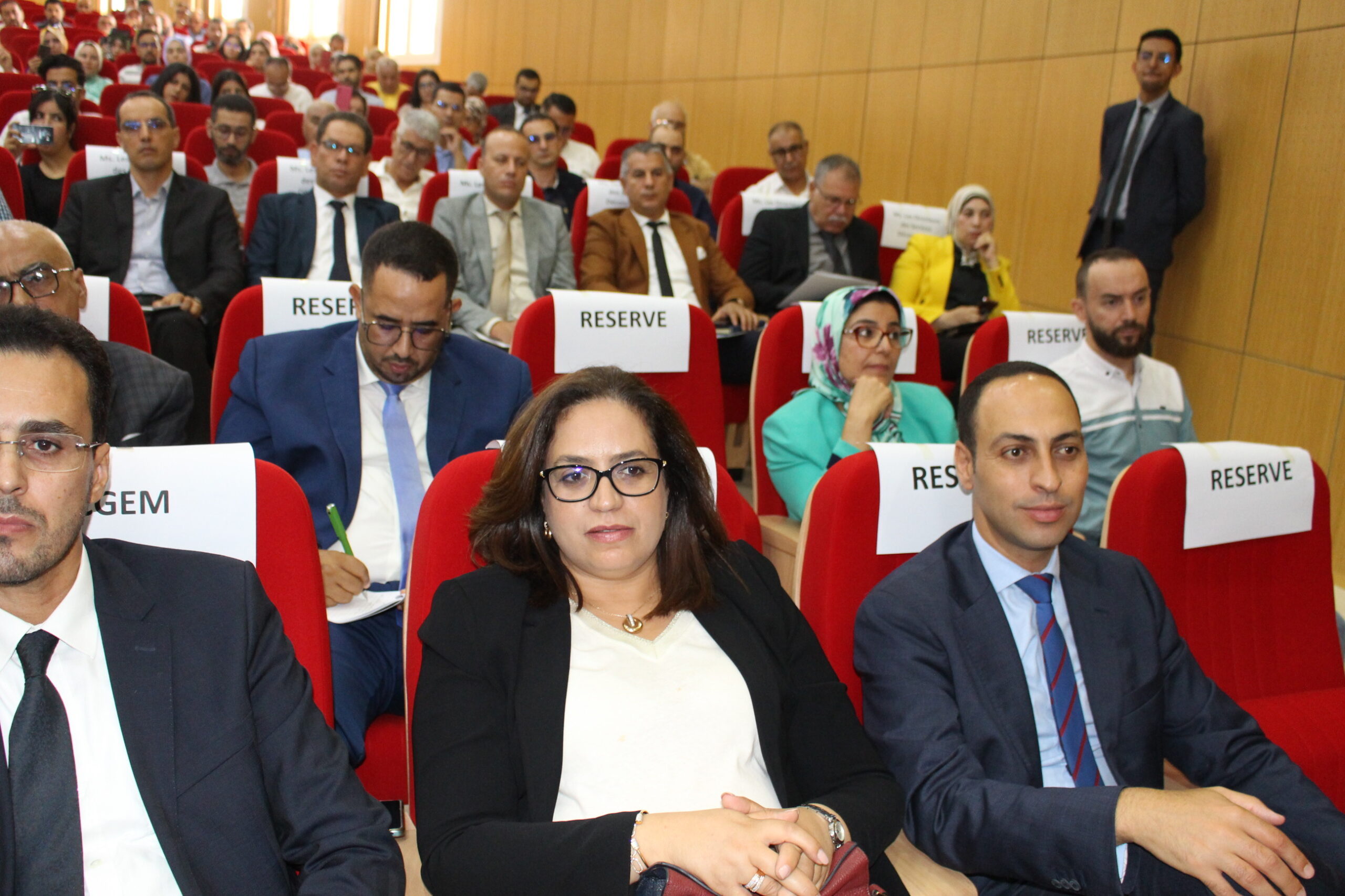 اللقاءات الجهوية التواصلية تحل بجهة الشرق لتقديم برنامج تنمية التجارة الخارجية 2025-2027 6 1000128696 scaled
