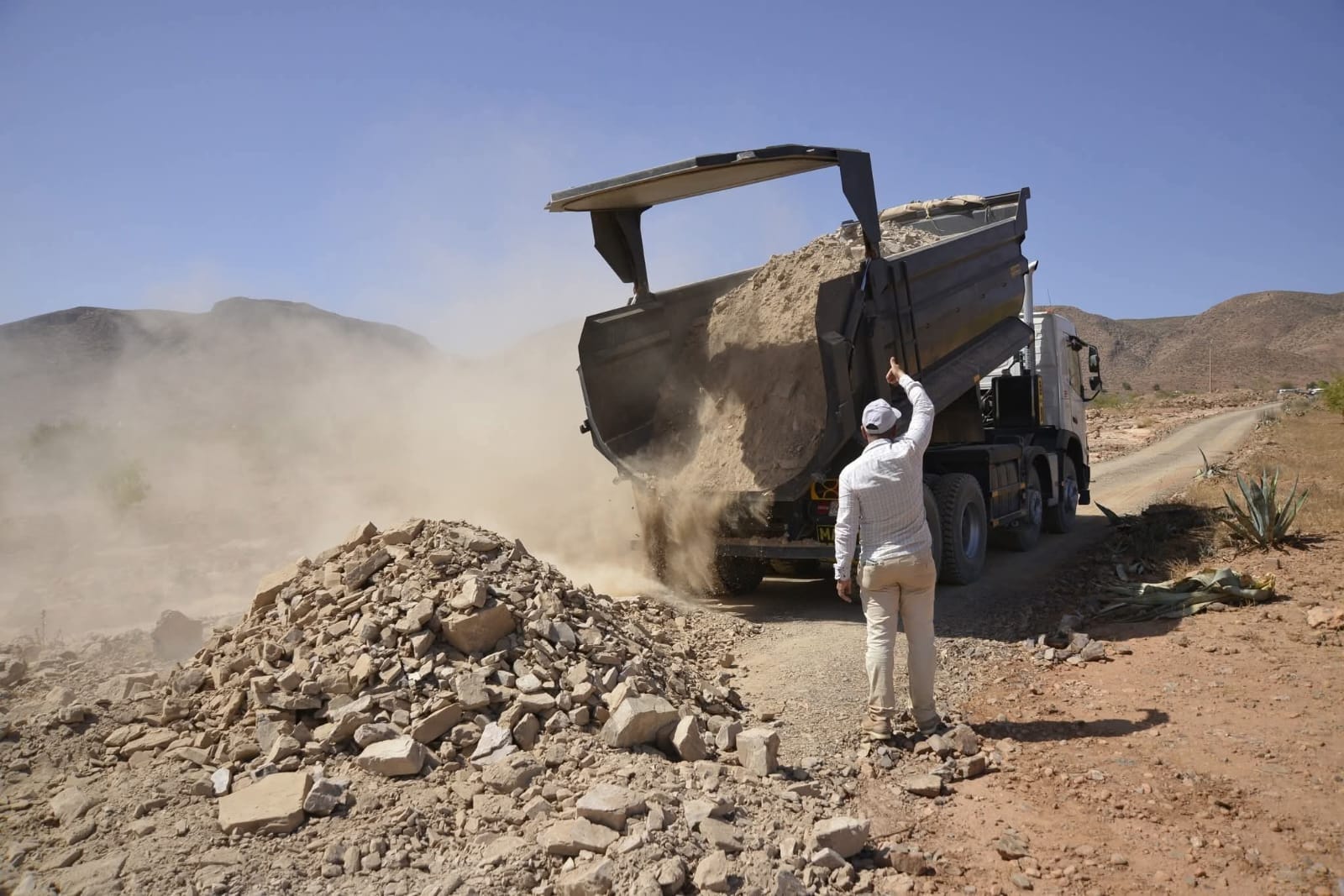 تفقد أشغال فتح وتسوية المسالك الطرقية بجماعة البصارة 4 1000010209 1