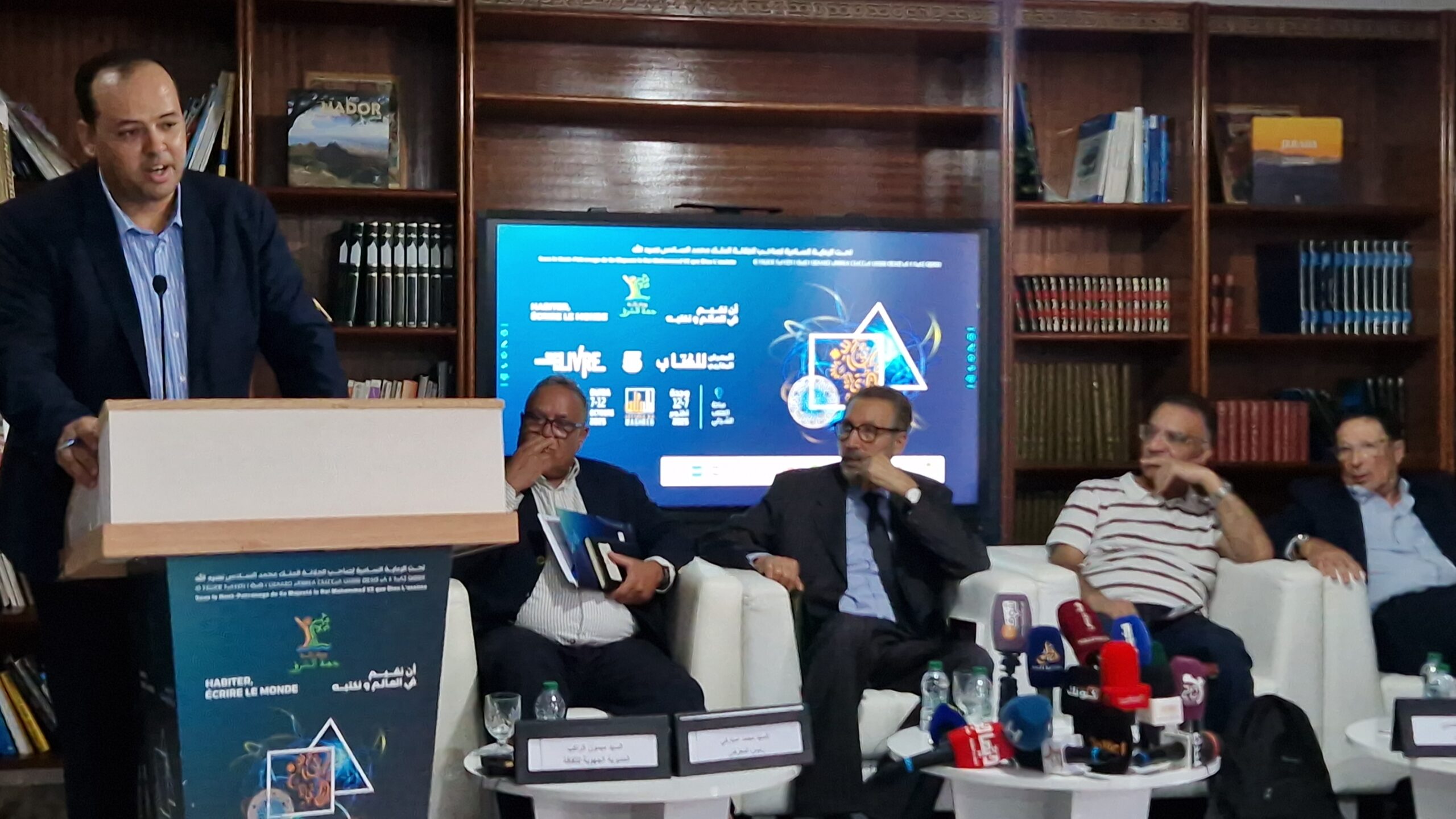 في رحاب وجدة.. المعرض المغاربي للكتاب “آداب مغاربية” يجمع بين الكلمة واللون ويحول المدينة إلى منصة للفكر والحوار والانفتاح 2 1000013742 scaled