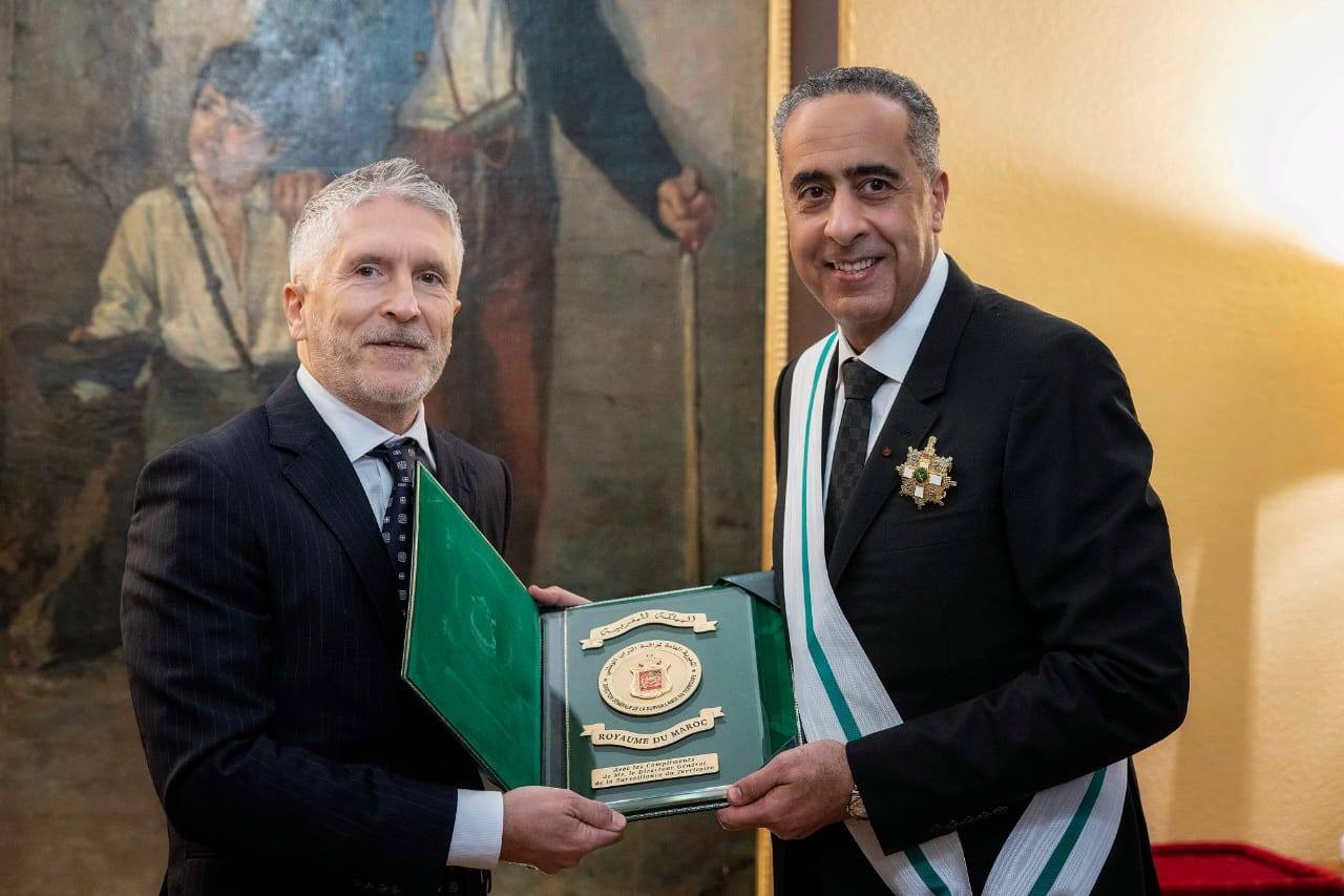 المدير العام للأمن الوطني ولمراقبة التراب الوطني يتقلد وسام الصليب الأكبر للاستحقاق للحرس المدني الإسباني 2 1000022956