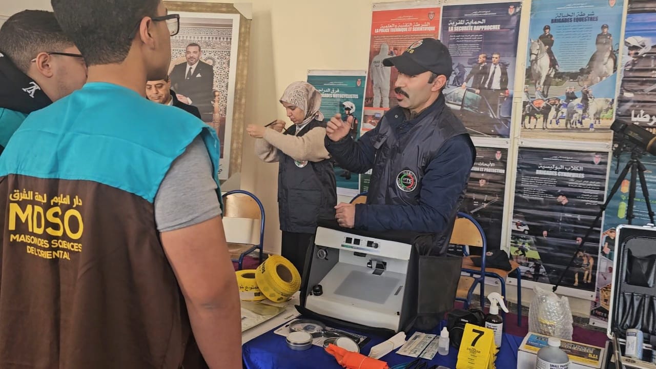 والي جهة الشرق ورئيس مجلس الجهة يشرفان على انطلاق الدورة 13 لمهرجان العلوم بوجدة 10 1000233146