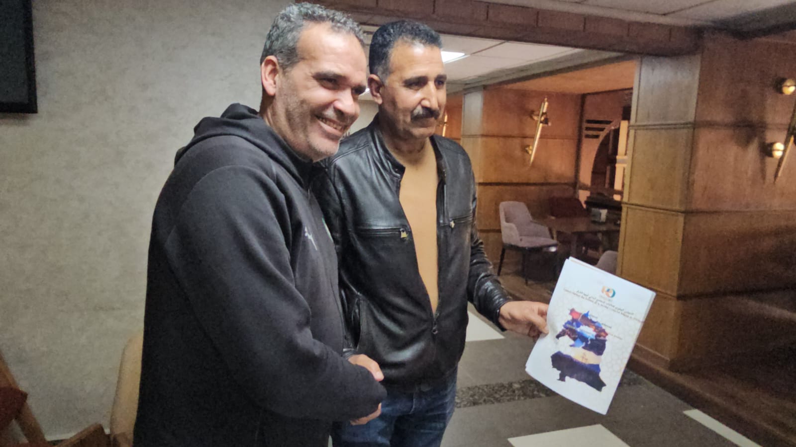 فعاليات المجتمع المدني بوجدة تفاجئ المدرب هشام الدكيك بتكريم خاص خلال لقاء غير رسمي 8 1000642226