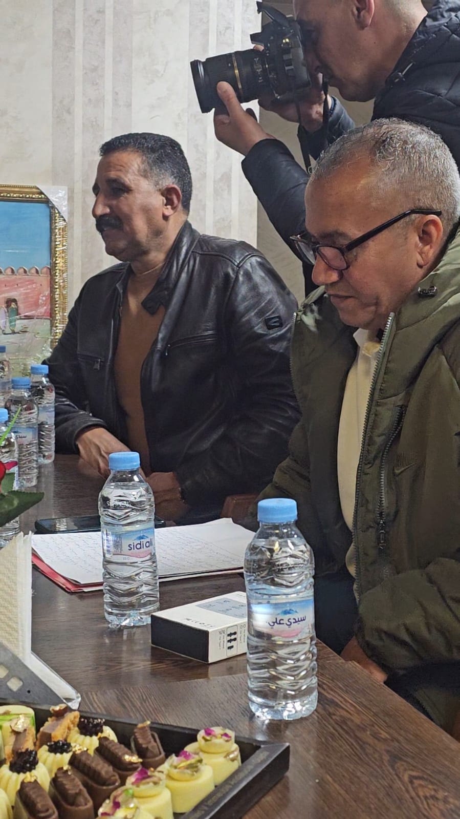 فعاليات المجتمع المدني بوجدة تفاجئ المدرب هشام الدكيك بتكريم خاص خلال لقاء غير رسمي 7 1000642227