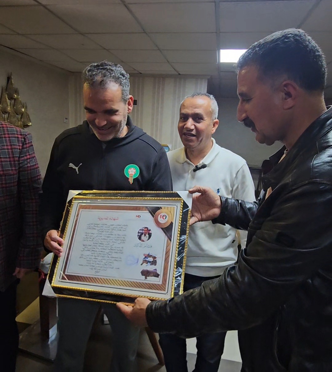 فعاليات المجتمع المدني بوجدة تفاجئ المدرب هشام الدكيك بتكريم خاص خلال لقاء غير رسمي 9 1000642228