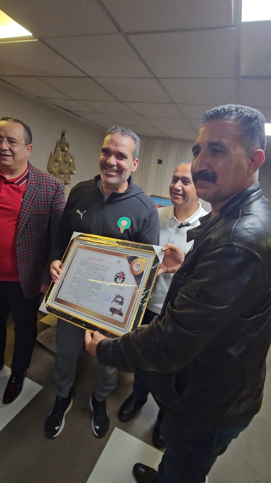 فعاليات المجتمع المدني بوجدة تفاجئ المدرب هشام الدكيك بتكريم خاص خلال لقاء غير رسمي 4 1000642229