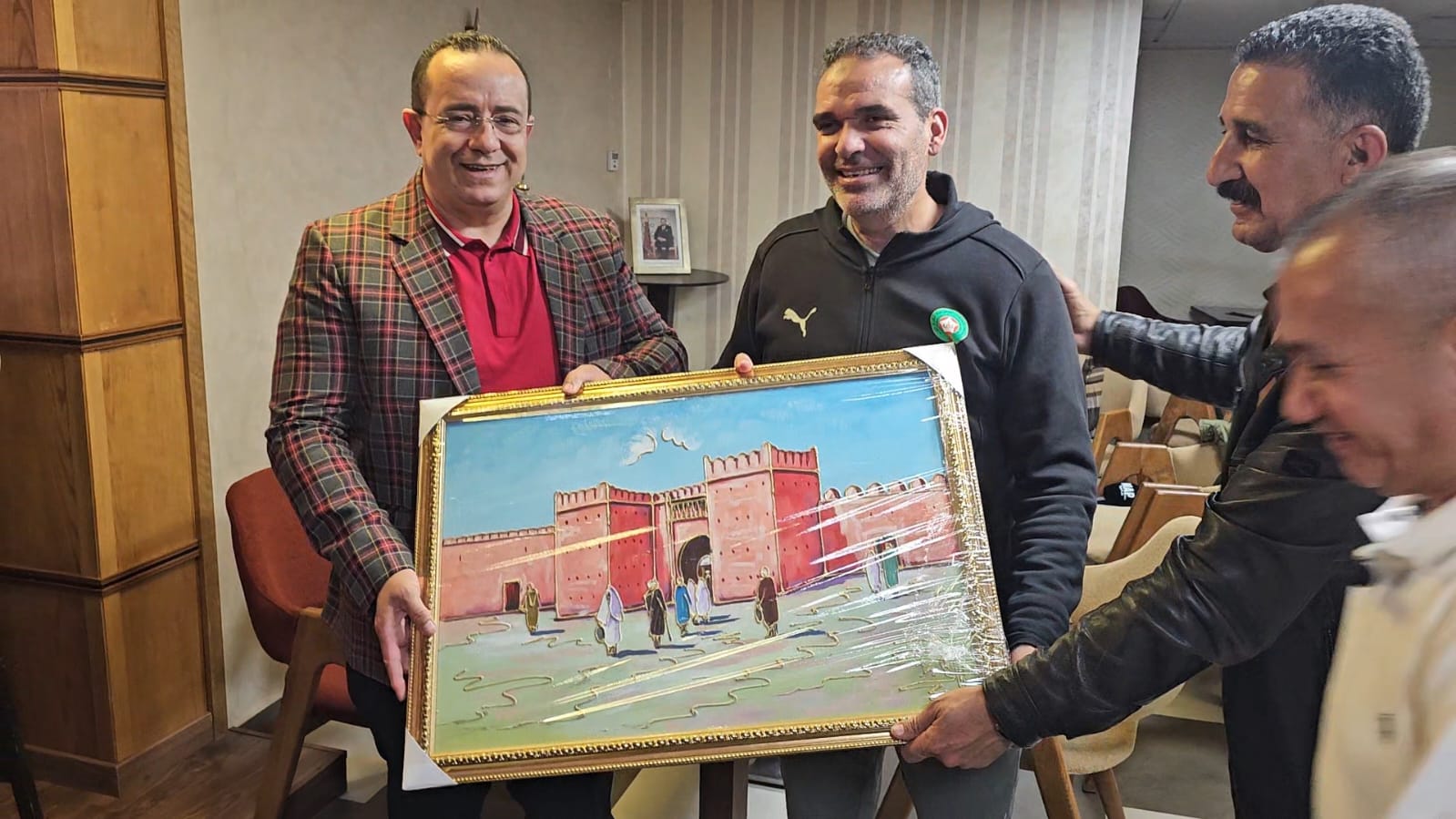 فعاليات المجتمع المدني بوجدة تفاجئ المدرب هشام الدكيك بتكريم خاص خلال لقاء غير رسمي 2 1000642230