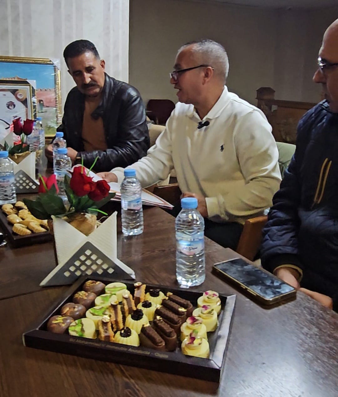 فعاليات المجتمع المدني بوجدة تفاجئ المدرب هشام الدكيك بتكريم خاص خلال لقاء غير رسمي 3 1000642231