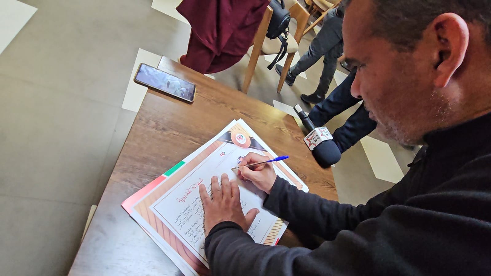 فعاليات المجتمع المدني بوجدة تفاجئ المدرب هشام الدكيك بتكريم خاص خلال لقاء غير رسمي 10 1000642232