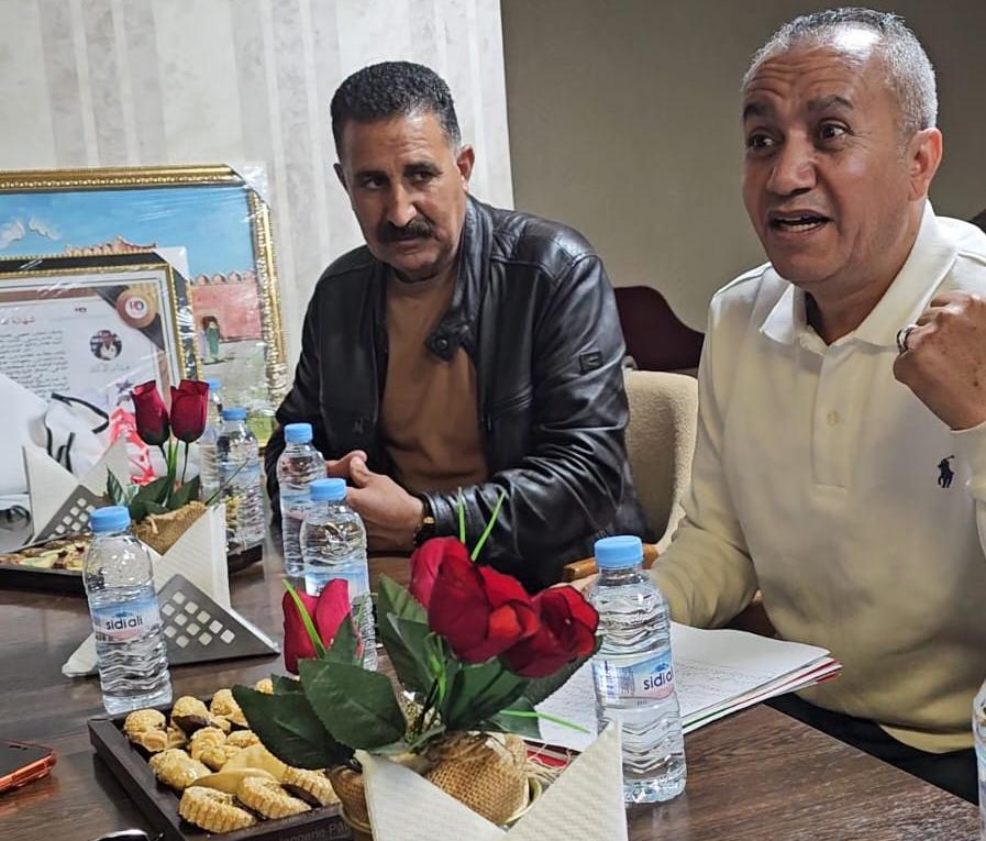 فعاليات المجتمع المدني بوجدة تفاجئ المدرب هشام الدكيك بتكريم خاص خلال لقاء غير رسمي 5 1000642237