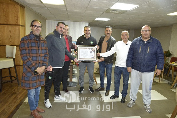 فعاليات المجتمع المدني بوجدة تفاجئ المدرب هشام الدكيك بتكريم خاص خلال لقاء غير رسمي 12 1000642257