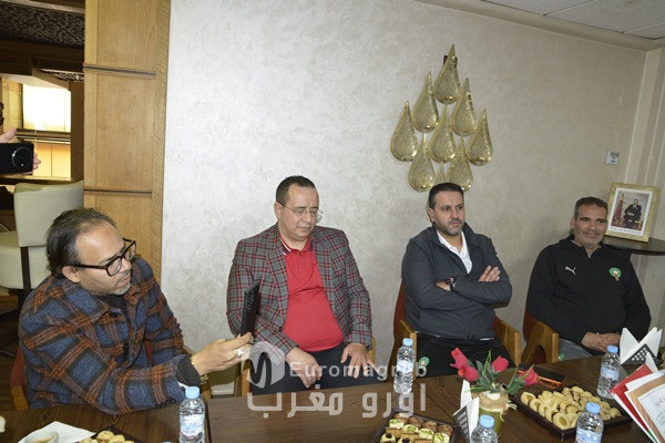 فعاليات المجتمع المدني بوجدة تفاجئ المدرب هشام الدكيك بتكريم خاص خلال لقاء غير رسمي 13 1000642258