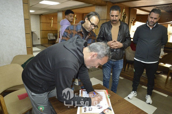 فعاليات المجتمع المدني بوجدة تفاجئ المدرب هشام الدكيك بتكريم خاص خلال لقاء غير رسمي 14 1000642259