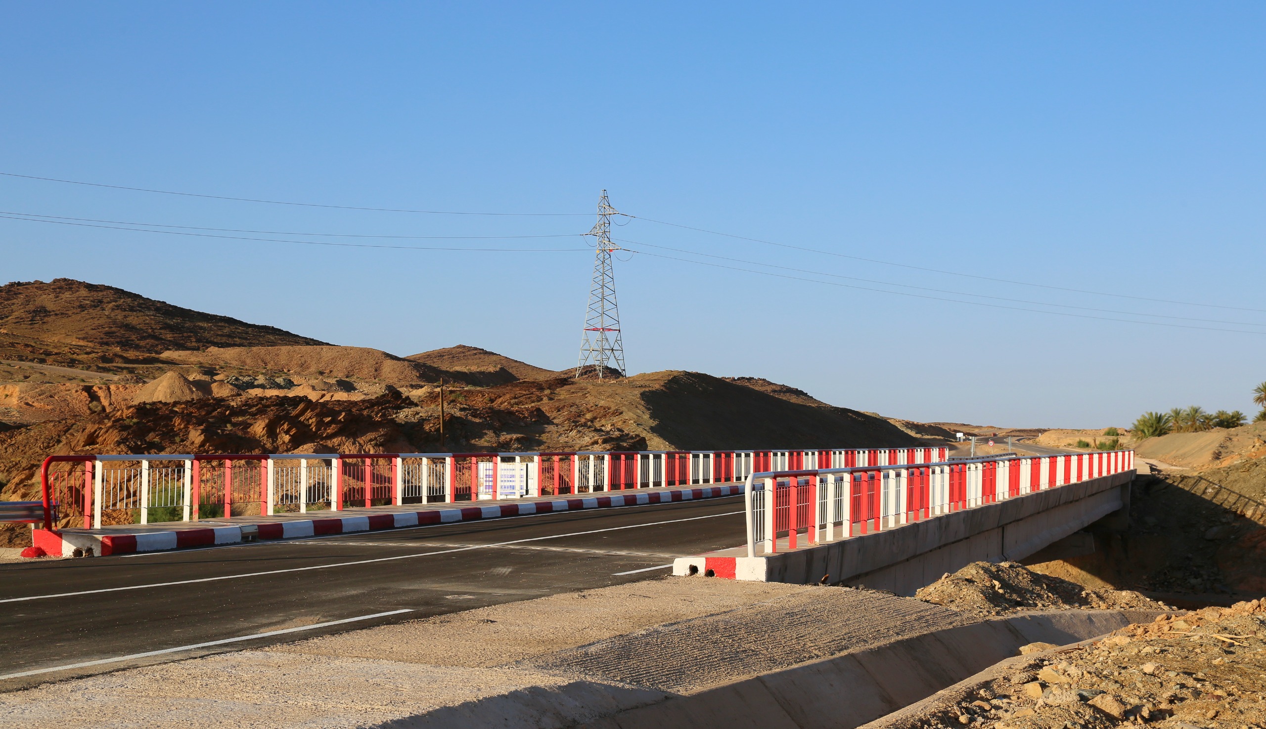 افتتاح قنطرتي واد زلمو والبيازة بإقليم فجيج يعزز السلامة الطرقية ويفك العزلة عن عدد من المناطق 5 1000299445
