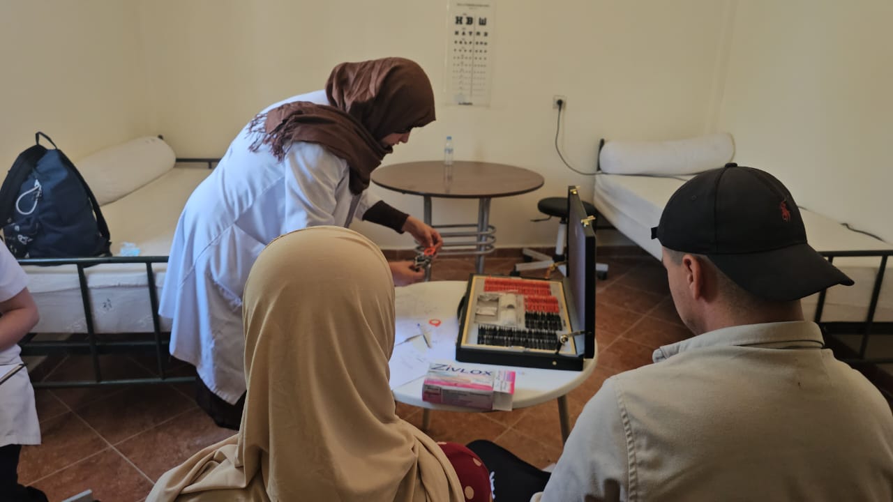 المركز الصحي الجامعي بوجدة يطلق أسبوعًا للكشف المجاني وتصحيح عيوب النظر وسط إقبال طلابي كبير 2 1000309200