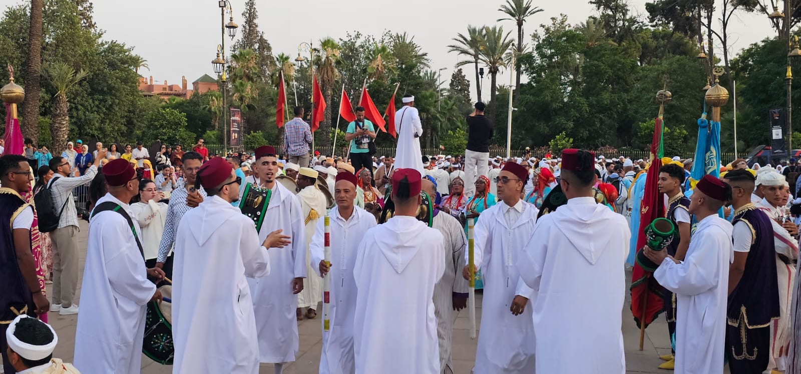 مهرجان الفنون الشعبية بمراكش.. أسراب زاجلة تعبر من قصر البلدية إلى قصر البديع لتروي حكاية وطن! 2 1000326943