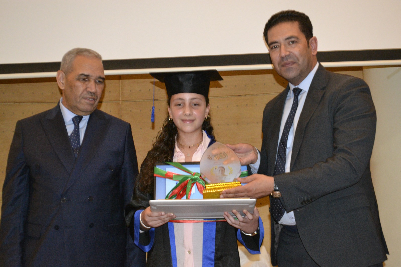 الأكاديمية الجهوية للتربية والتكوين بجهة الشرق تحتفي بالمتفوقين وتتوج المتألقين في الموسم الدراسي 2025-2026 3 1000330806 1
