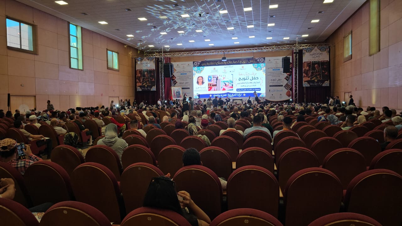 وجدة.. لحسن السعدي يسلم امحمد باكور شهادة التصديق على مكتسبات التجربة المهنية في النجارة الفنية 2 1000331229
