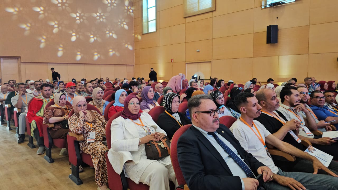 وجدة.. لحسن السعدي يسلم امحمد باكور شهادة التصديق على مكتسبات التجربة المهنية في النجارة الفنية 7 1000331231