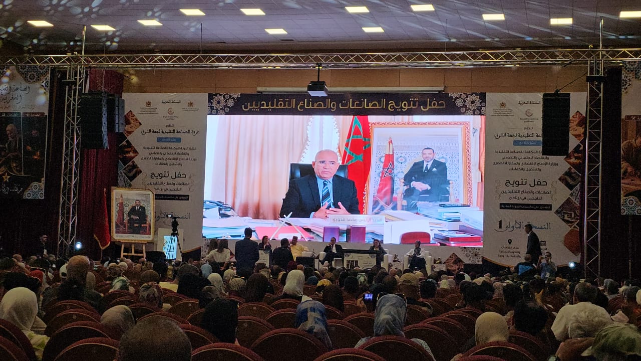 وجدة.. لحسن السعدي يسلم امحمد باكور شهادة التصديق على مكتسبات التجربة المهنية في النجارة الفنية 6 1000331233