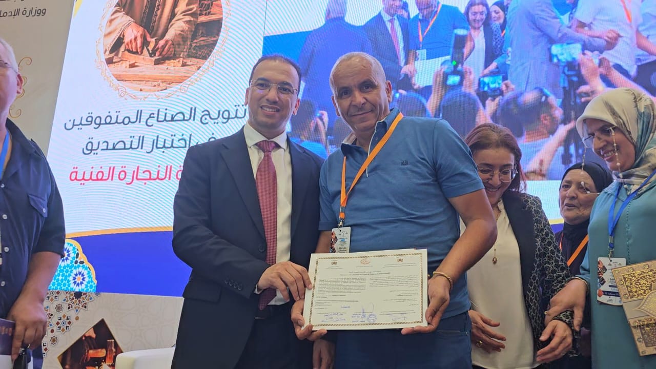 وجدة.. لحسن السعدي يسلم امحمد باكور شهادة التصديق على مكتسبات التجربة المهنية في النجارة الفنية 3 1000331239