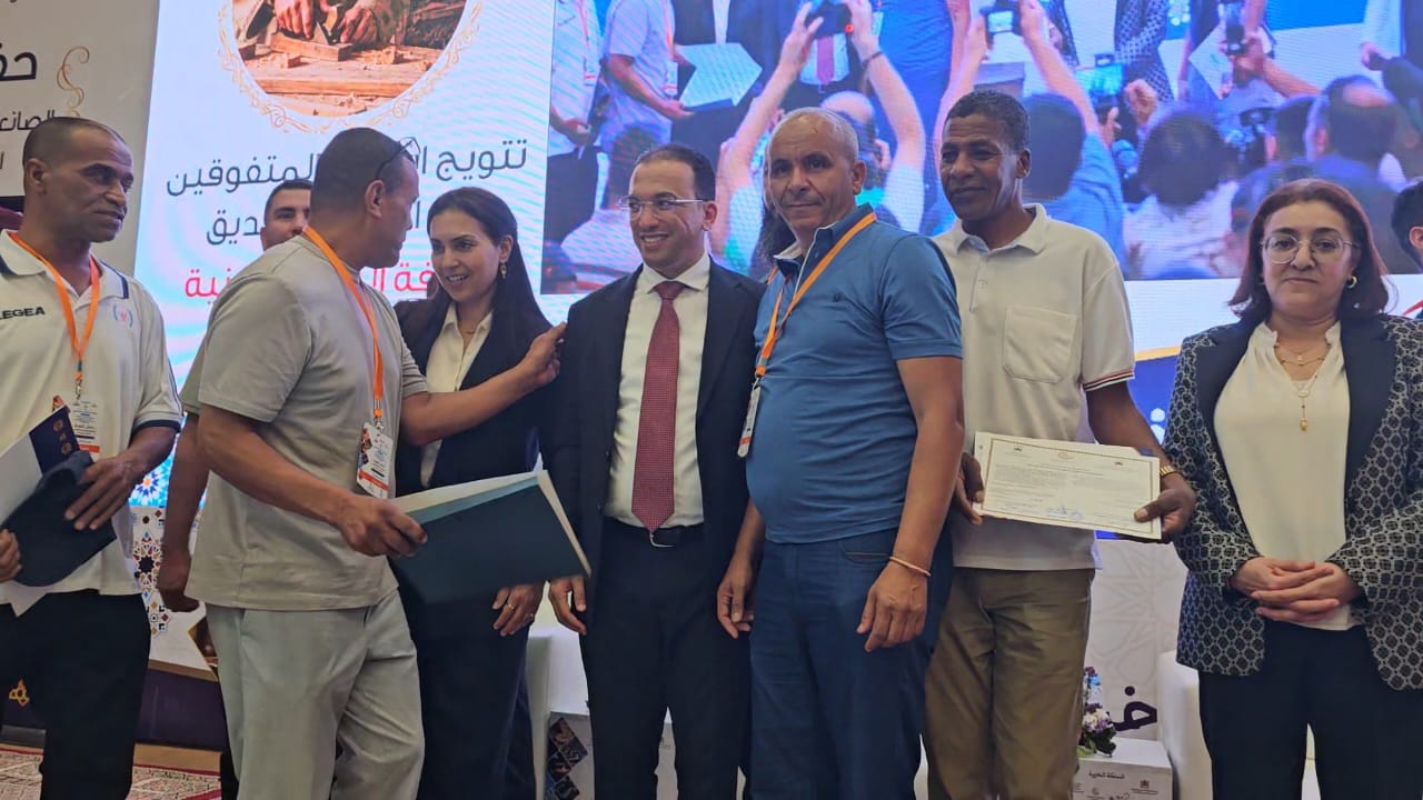 وجدة.. لحسن السعدي يسلم امحمد باكور شهادة التصديق على مكتسبات التجربة المهنية في النجارة الفنية 5 1000331241