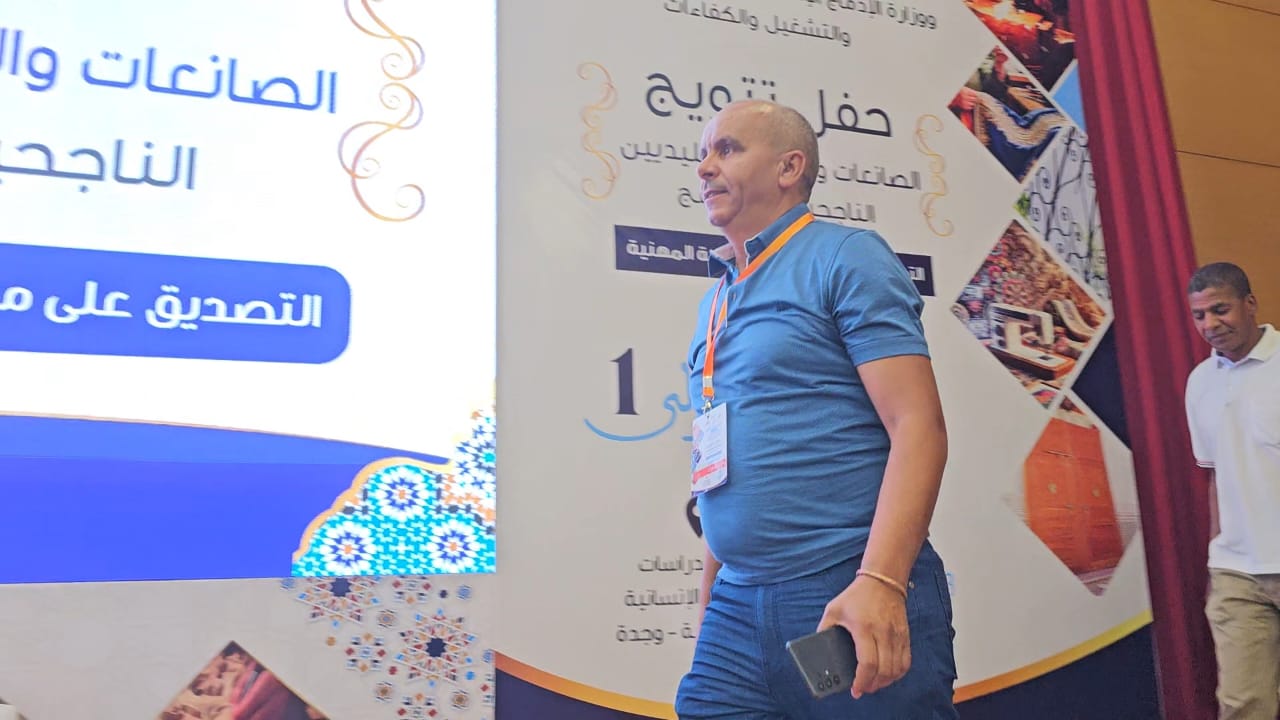 وجدة.. لحسن السعدي يسلم امحمد باكور شهادة التصديق على مكتسبات التجربة المهنية في النجارة الفنية 4 1000331243