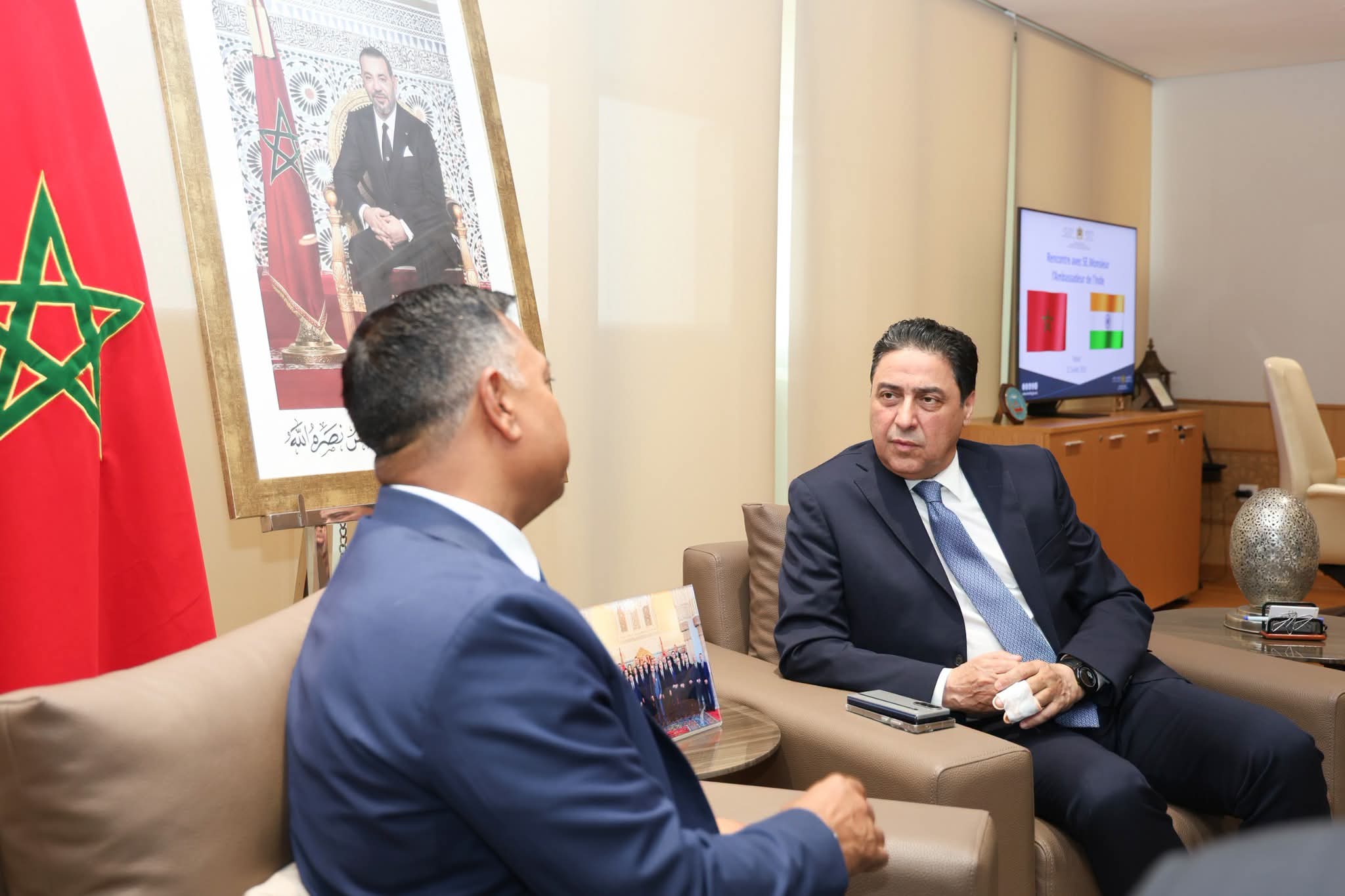 عمر حجيرة يبحث مع السفير الهندي سبل تعزيز التعاون التجاري والاستثماري بين المغرب والهند 3 1000339854