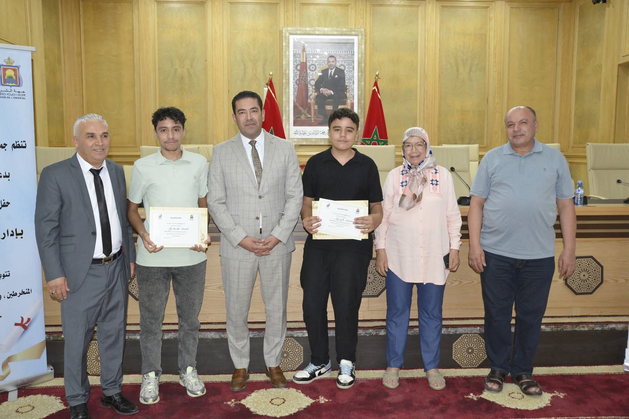 بوعرورو يكرّم أبناء موظفي مجلس جهة الشرق المتفوقين ويؤكد: الاستثمار في الإنسان أساس التنمية 14 1000870469