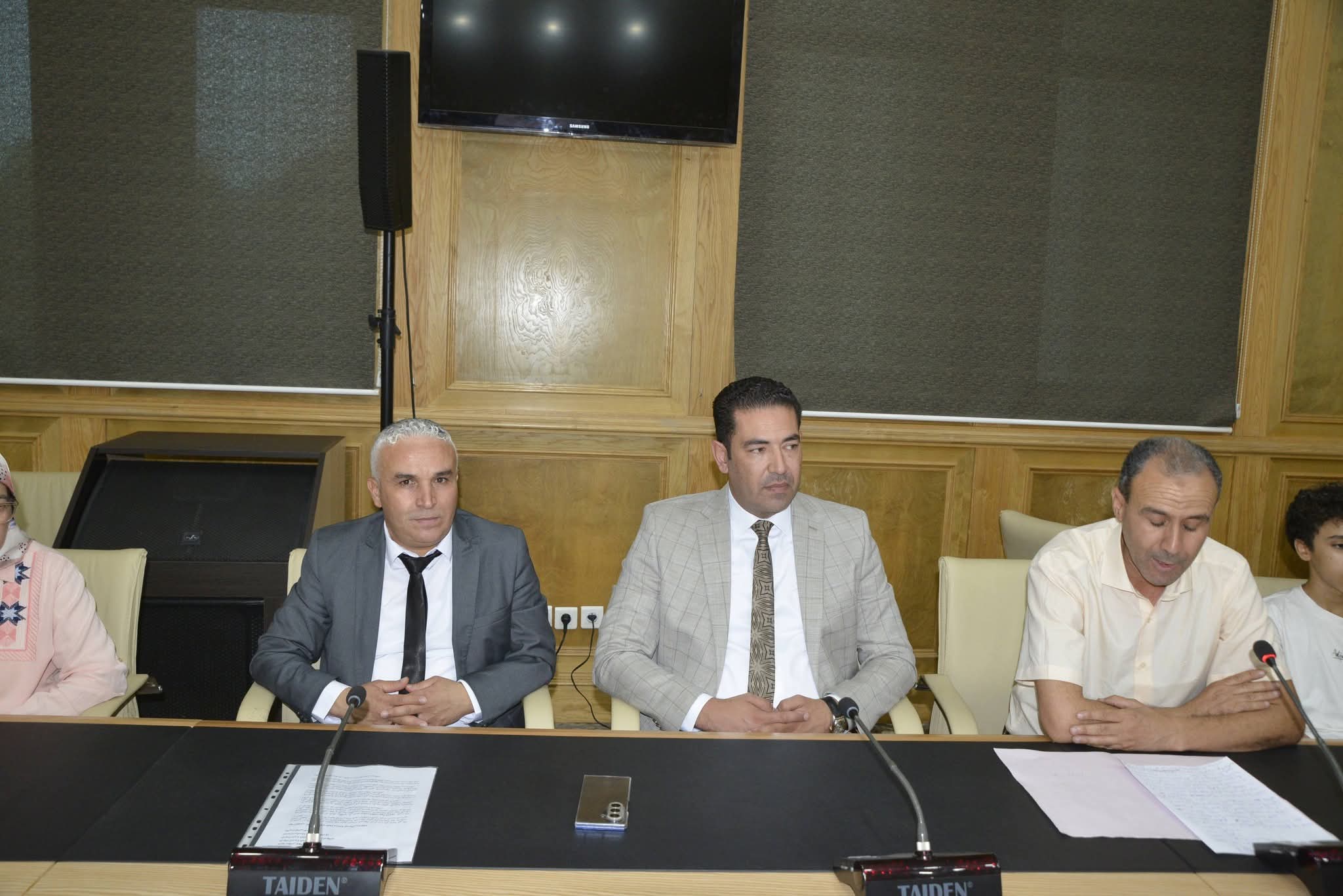 بوعرورو يكرّم أبناء موظفي مجلس جهة الشرق المتفوقين ويؤكد: الاستثمار في الإنسان أساس التنمية 8 1000870477