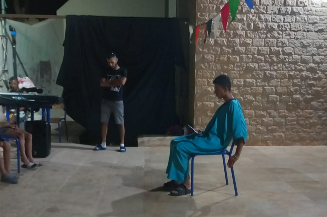 مخيم تنيسان بوجدة.. المديرية الجهوية لقطاع الشباب بجهة الشرق ترسم البسمة على وجوه الأطفال في وضعية صعبة 5 IMG 20260813 194849