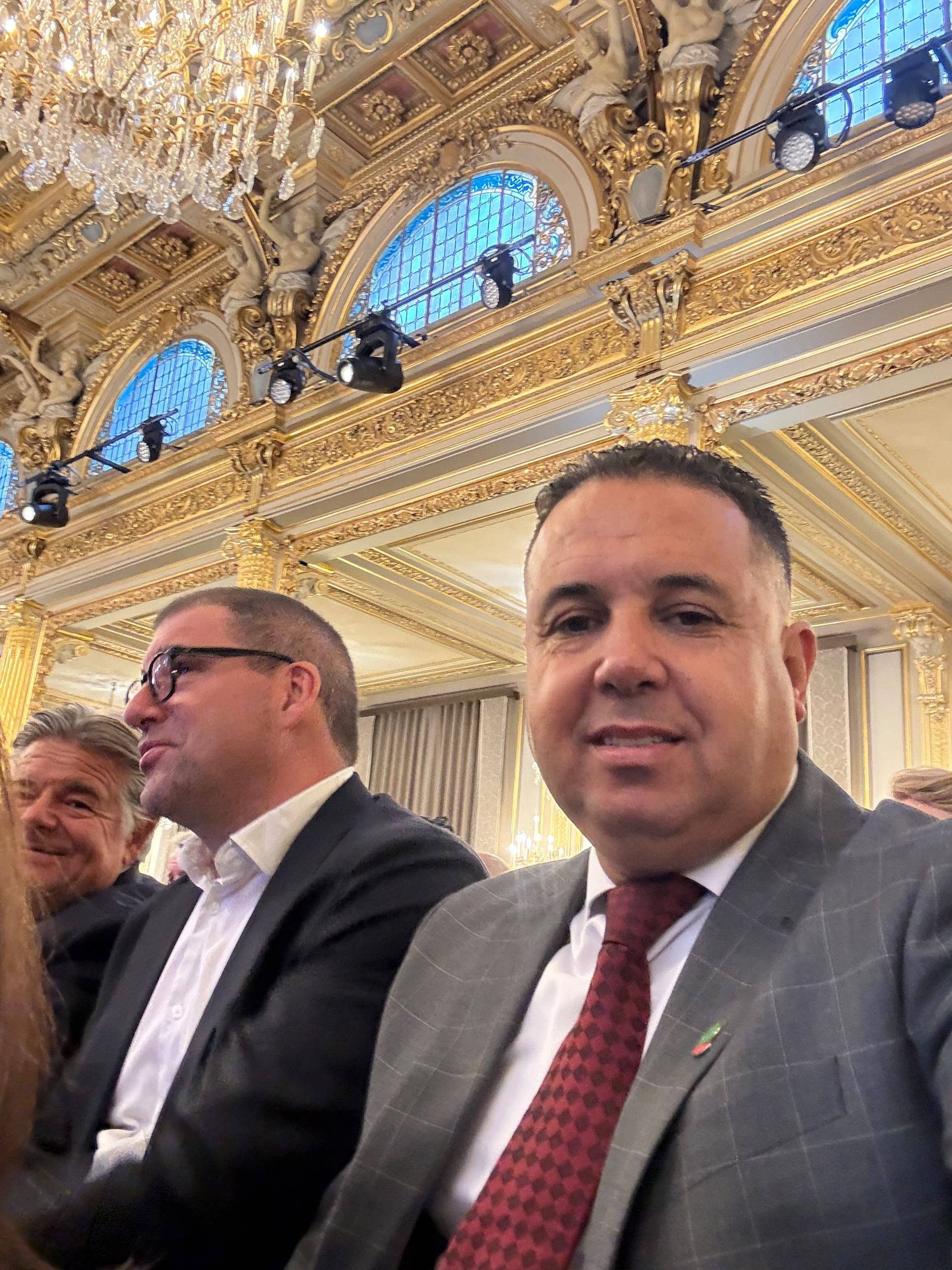 قميص المغرب في الإليزيه.. هشام أوباجا يحمل راية الركبي المغربي إلى قلب فرنساباريس 2 1000991140 scaled