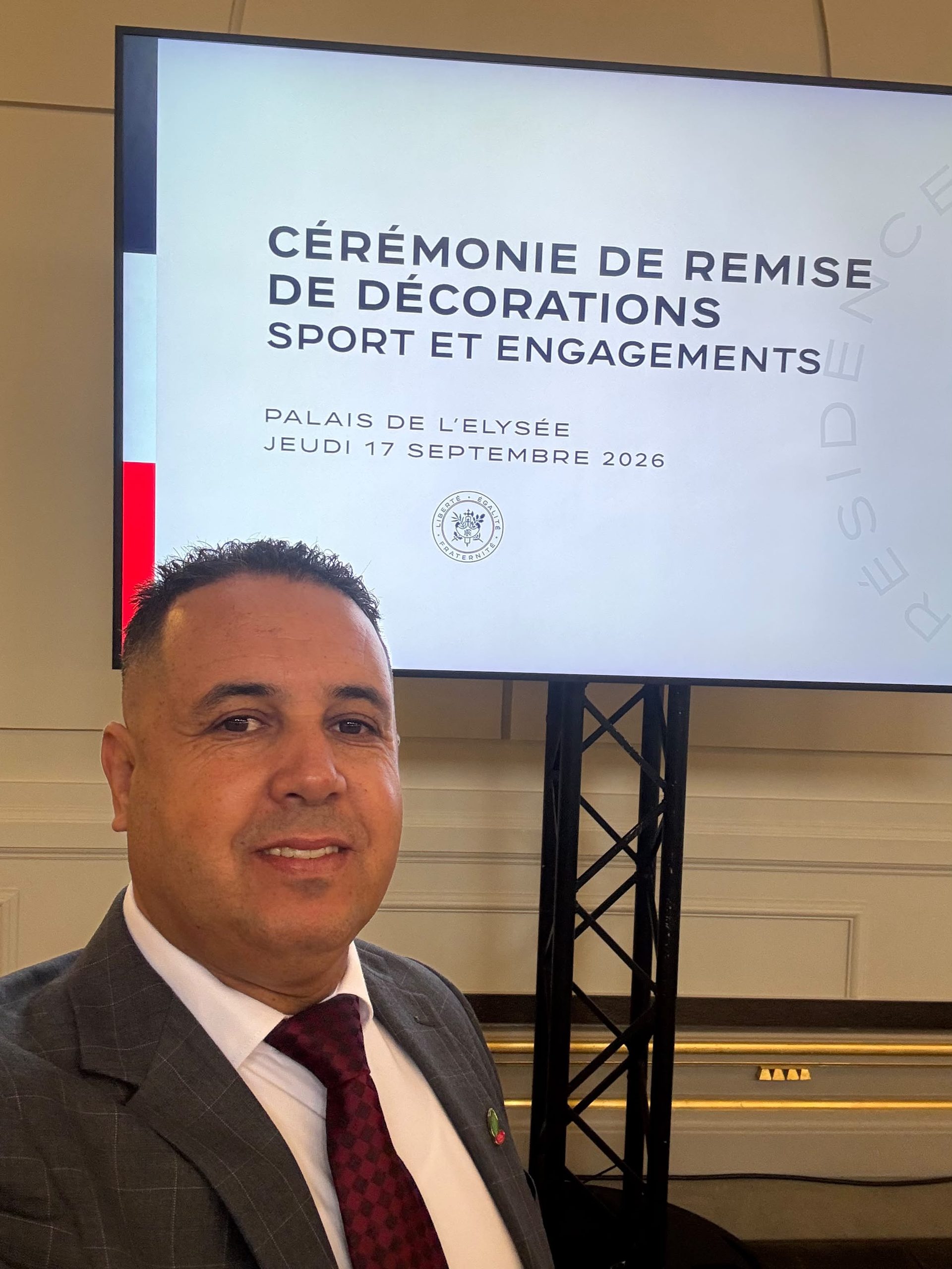 قميص المغرب في الإليزيه.. هشام أوباجا يحمل راية الركبي المغربي إلى قلب فرنساباريس 3 1000991150 scaled