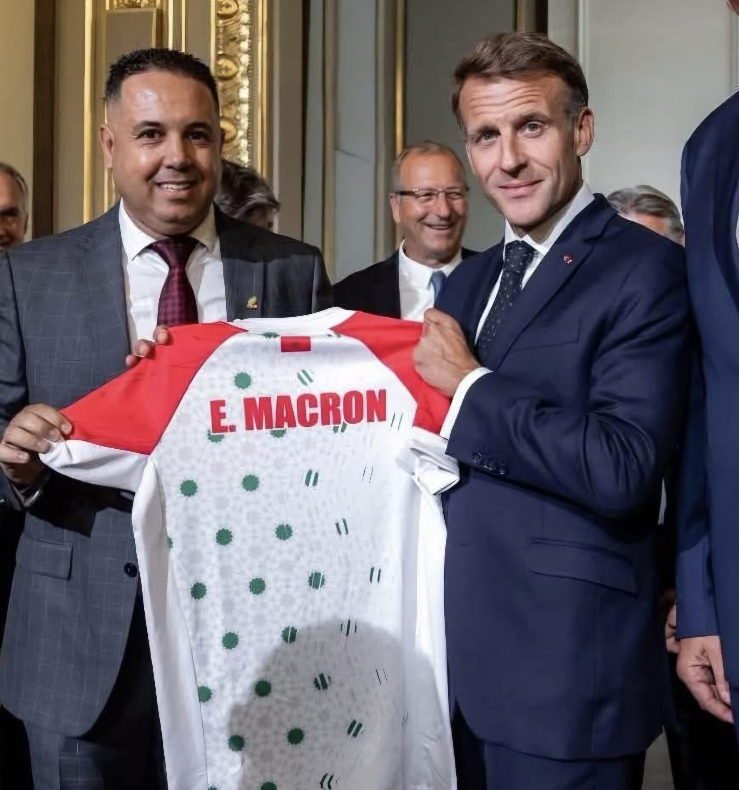 قميص المغرب في الإليزيه.. هشام أوباجا يحمل راية الركبي المغربي إلى قلب فرنساباريس 5 1000991154 scaled